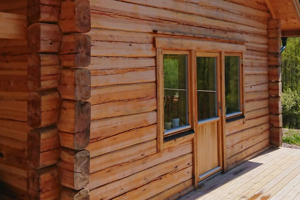 Log cabin to be oiled and repainted with linseed oil